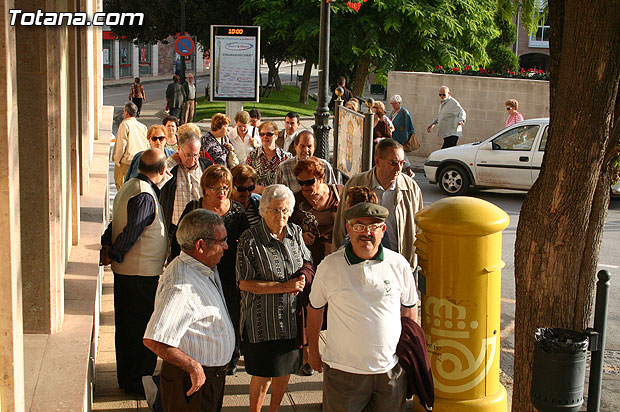 Autoridades municipales reciben en el Ayuntamiento a medio centenar de usuarios y profesionales del Centro Municipal de Personas Mayores de la localidad de Campos del Río, Foto 1