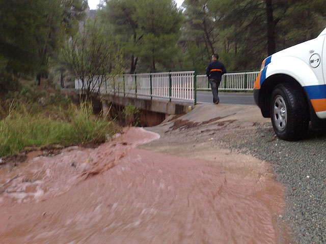 Agentes de la Policía Local y miembros de la agrupación de Protección Civil de Totana intervienen en las labores de vigilancia y alerta a los vecinos de la localidad ante la tormenta de agua que azotó Sierra Espuña - 1, Foto 1