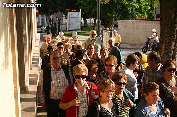 Autoridades municipales reciben en el Ayuntamiento a medio centenar de usuarios y profesionales del Centro Municipal de Personas Mayores de la localidad de Campos del Ro - 6