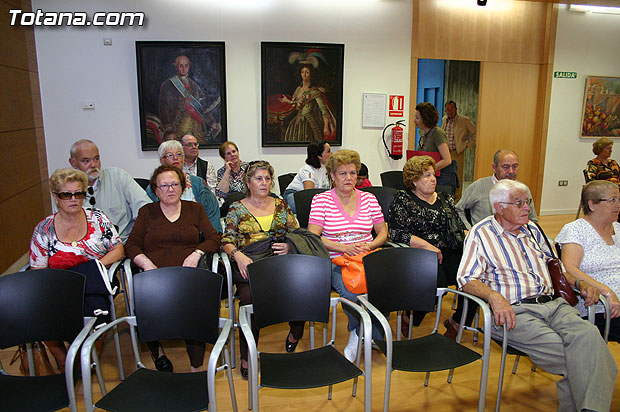 Autoridades municipales reciben en el Ayuntamiento a medio centenar de usuarios y profesionales del Centro Municipal de Personas Mayores de la localidad de Campos del Ro - 9
