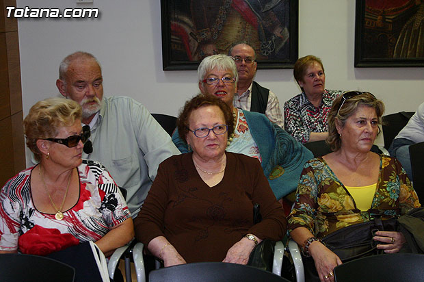 Autoridades municipales reciben en el Ayuntamiento a medio centenar de usuarios y profesionales del Centro Municipal de Personas Mayores de la localidad de Campos del Ro - 11