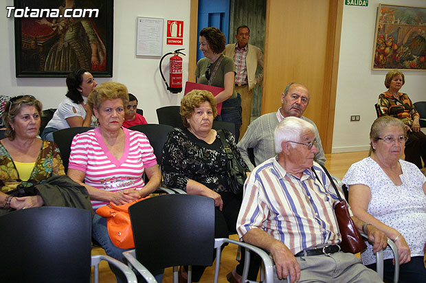 Autoridades municipales reciben en el Ayuntamiento a medio centenar de usuarios y profesionales del Centro Municipal de Personas Mayores de la localidad de Campos del Ro - 12