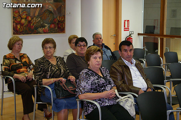 Autoridades municipales reciben en el Ayuntamiento a medio centenar de usuarios y profesionales del Centro Municipal de Personas Mayores de la localidad de Campos del Ro - 13