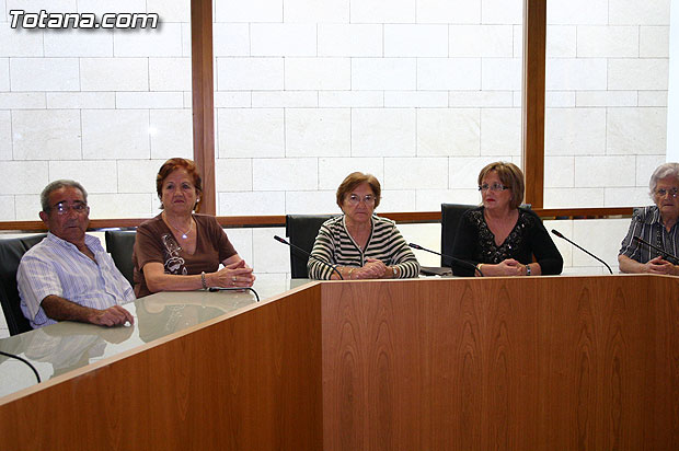 Autoridades municipales reciben en el Ayuntamiento a medio centenar de usuarios y profesionales del Centro Municipal de Personas Mayores de la localidad de Campos del Ro - 14