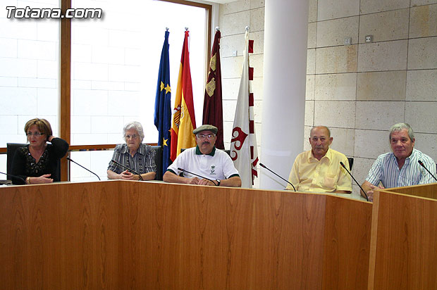 Autoridades municipales reciben en el Ayuntamiento a medio centenar de usuarios y profesionales del Centro Municipal de Personas Mayores de la localidad de Campos del Ro - 15