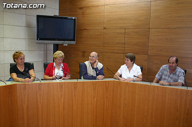 Autoridades municipales reciben en el Ayuntamiento a medio centenar de usuarios y profesionales del Centro Municipal de Personas Mayores de la localidad de Campos del Ro - 16