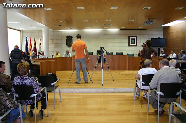 Autoridades municipales reciben en el Ayuntamiento a medio centenar de usuarios y profesionales del Centro Municipal de Personas Mayores de la localidad de Campos del Ro - 17