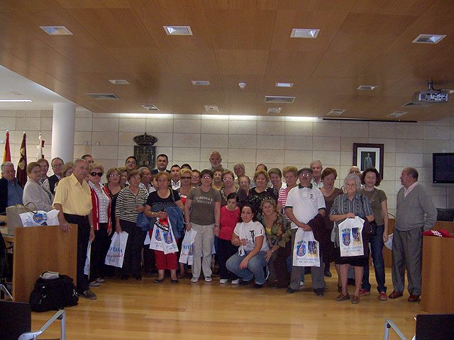 Autoridades municipales reciben en el Ayuntamiento a medio centenar de usuarios y profesionales del Centro Municipal de Personas Mayores de la localidad de Campos del Ro - 18