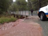 Agentes de la Polica Local y miembros de la agrupacin de Proteccin Civil de Totana intervienen en las labores de vigilancia y alerta a los vecinos de la localidad ante la tormenta de agua que azot Sierra Espuña