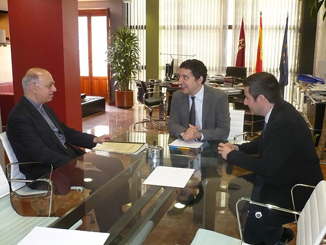 El consejero de Cultura y Turismo, Pedro Alberto Cruz, firma un convenio con el deán de la Catedral - 1, Foto 1