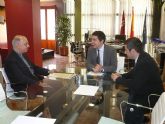 El consejero de Cultura y Turismo, Pedro Alberto Cruz, firma un convenio con el deán de la Catedral
