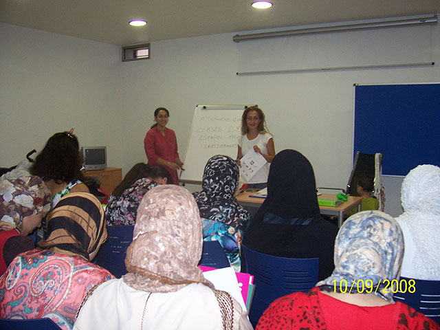 Se pone en marcha un taller de formación y refuerzo en la lengua castellana, impartiendo clases de español para la población inmigrante de Totana, Foto 1