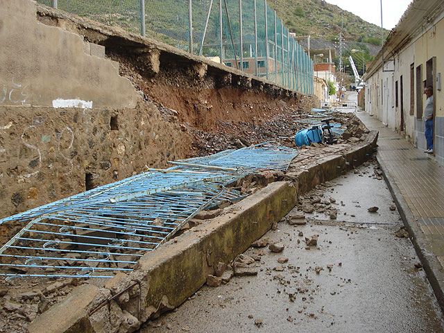 Derrumbe de un muro del Colegio Santiago Apóstol de Portmán a causa de las fuertes lluvias - 2, Foto 2