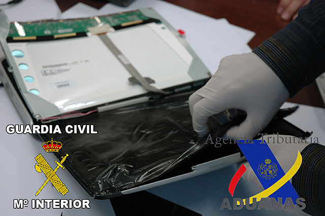 Operación “Calisto”:  La Agencia Tributaria y la Guardia Civil en una operación policial conjunta aprehenden 700 gr. de cocaína en dobles fondos - 2, Foto 2