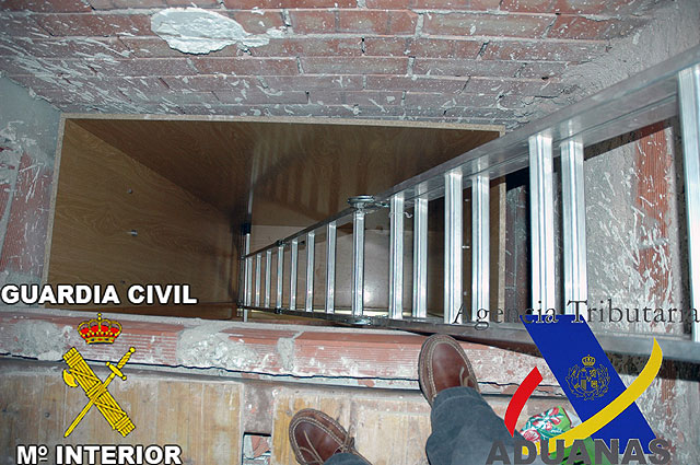 Operación “Calisto”:  La Agencia Tributaria y la Guardia Civil en una operación policial conjunta aprehenden 700 gr. de cocaína en dobles fondos - 3, Foto 3