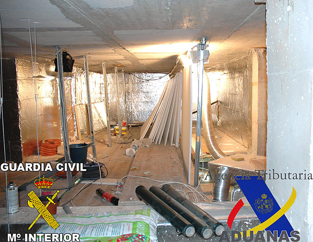 Operación “Calisto”:  La Agencia Tributaria y la Guardia Civil en una operación policial conjunta aprehenden 700 gr. de cocaína en dobles fondos - 4, Foto 4