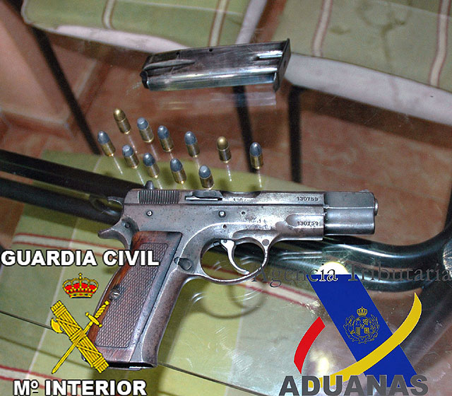 Operación “Calisto”:  La Agencia Tributaria y la Guardia Civil en una operación policial conjunta aprehenden 700 gr. de cocaína en dobles fondos - 5, Foto 5