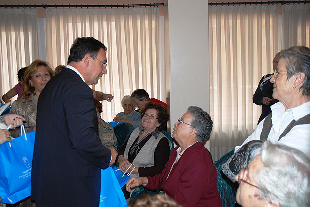Un grupo de mayores dependientes disfruta de actividades recreativas y culturales en La Manga - 1, Foto 1