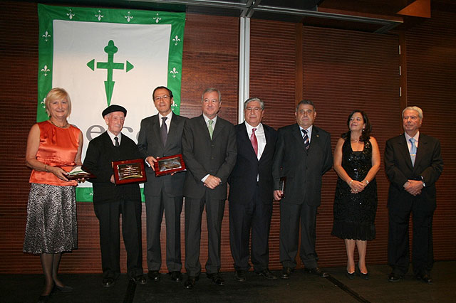 El alcalde de Murcia, distinguido como Miembro de Honor de la Asociación contra el Cáncer por su “desinteresada colaboración” - 1, Foto 1