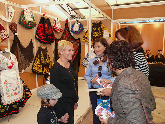 La VI Muestra de Mujer Emprendedora de Molina de Segura abre sus puertas en la Plaza del Ayuntamiento - 1, Foto 1