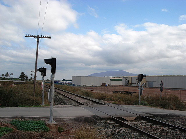 According IU + LV, "the draft AVE passing through Totana, strangles the future City Transport and supersedes the Draft Rail Freight Terminal, from the Industrial Park", Foto 1