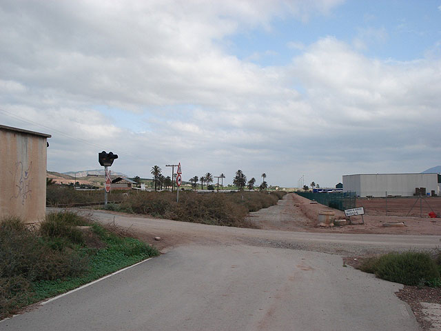 According IU + LV, "the draft AVE passing through Totana, strangles the future City Transport and supersedes the Draft Rail Freight Terminal, from the Industrial Park", Foto 2