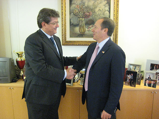 Moya-Angeler recibe al nuevo decano del Colegio de Economistas de la Región de Murcia - 1, Foto 1