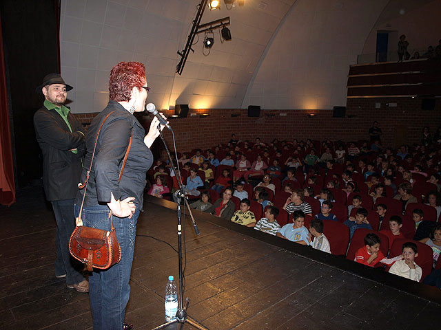 Un juglar anima a la lectura a los escolares de Ceutí y Los Torraos - 1, Foto 1