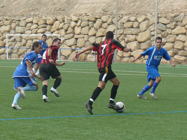 "Mondrian Furniture" and "The pachucos" are positioned as leaders of the amateur football league "Play Fair", Foto 3