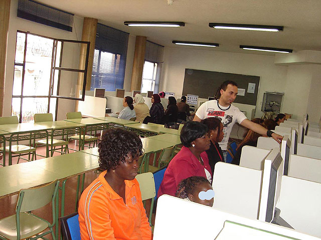 Comenzó en Alcantarilla un curso de informática para inmigrantes - 1, Foto 1