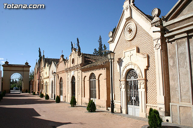 Autoridades municipales visitan las obras realizadas en el cementerio, Foto 1