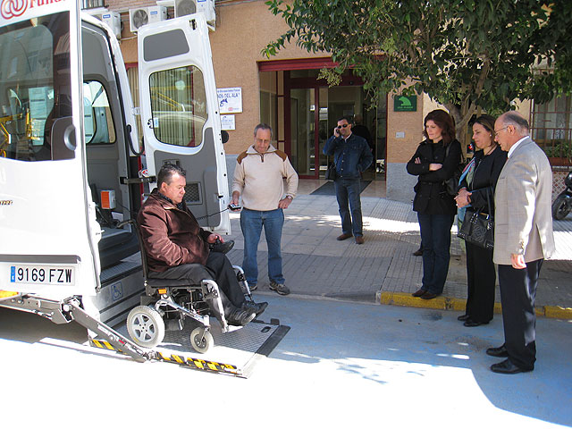 La Comunidad subvenciona un vehículo adaptado a la asociación de discapacitados ‘Tocaos del Ala’, de Cieza - 1, Foto 1