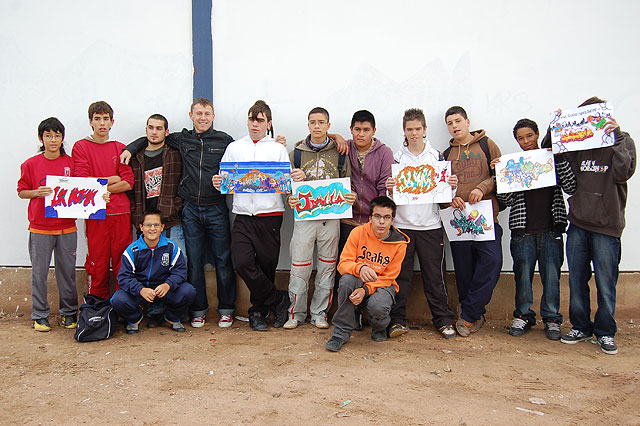 Los ganadores del concurso de grafitis plasman sus trabajos en la pared del campo de fútbol - 1, Foto 1