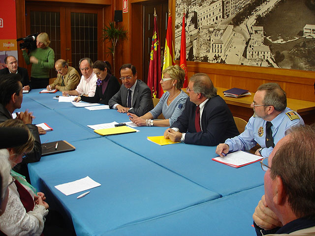 El Alcalde exige una presencia policial continua que garantice la tranquilidad y seguridad en el barrio de Los Rosales - 1, Foto 1