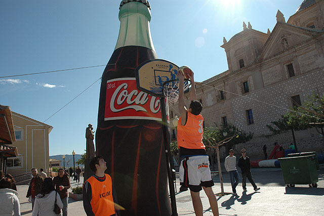 La UCAM recibe a sus nuevos alumnos con una multitudinaria fiesta benéfica - 1, Foto 1