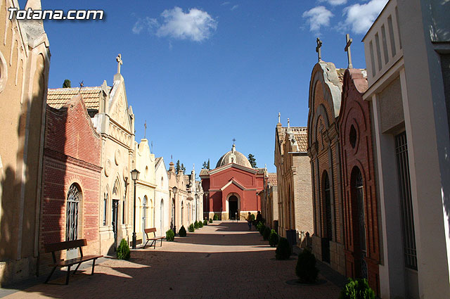 Autoridades municipales visitan las obras realizadas en el cementerio - 1