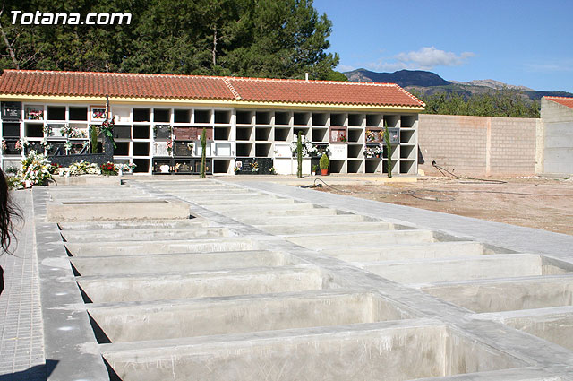 Autoridades municipales visitan las obras realizadas en el cementerio - 10