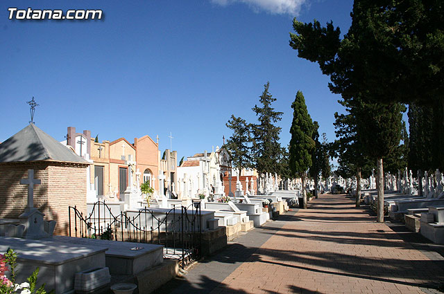Autoridades municipales visitan las obras realizadas en el cementerio - 2