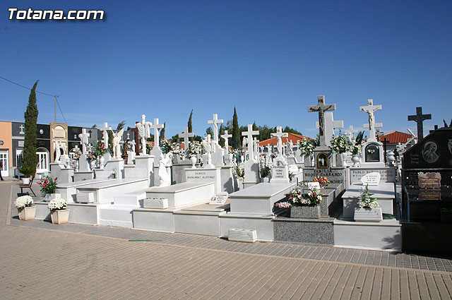 Autoridades municipales visitan las obras realizadas en el cementerio - 3