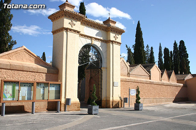 Autoridades municipales visitan las obras realizadas en el cementerio - 4