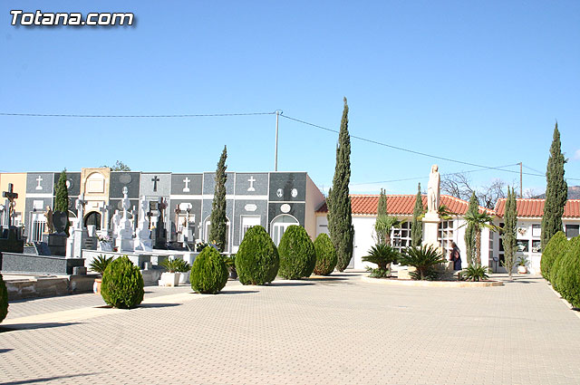 Autoridades municipales visitan las obras realizadas en el cementerio - 8