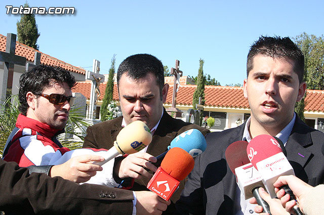Autoridades municipales visitan las obras realizadas en el cementerio - 9
