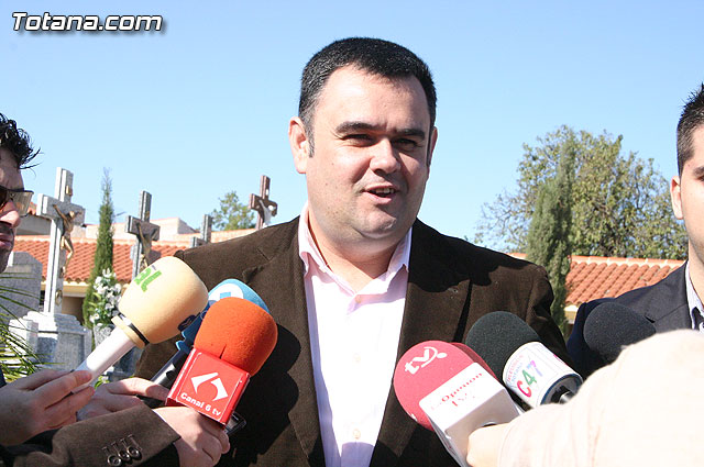 Autoridades municipales visitan las obras realizadas en el cementerio - 11