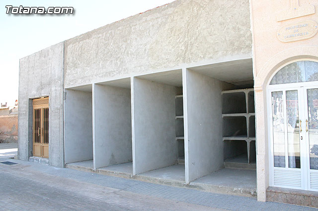 Autoridades municipales visitan las obras realizadas en el cementerio - 12