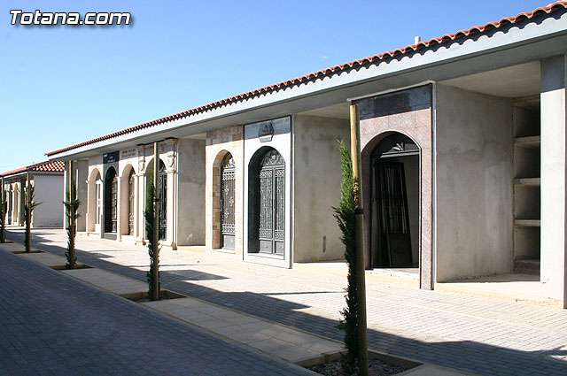 Autoridades municipales visitan las obras realizadas en el cementerio - 13