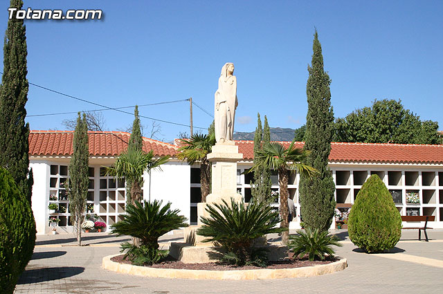 Autoridades municipales visitan las obras realizadas en el cementerio - 15