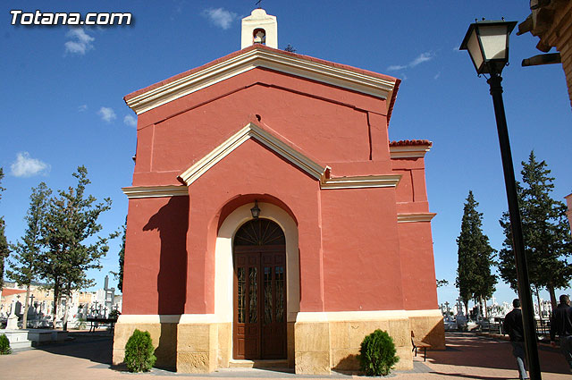 Autoridades municipales visitan las obras realizadas en el cementerio - 16