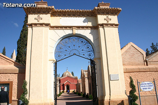 Autoridades municipales visitan las obras realizadas en el cementerio - 17
