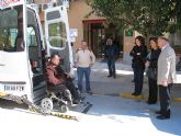 La Comunidad subvenciona un vehículo adaptado a la asociación de discapacitados ‘Tocaos del Ala’, de Cieza