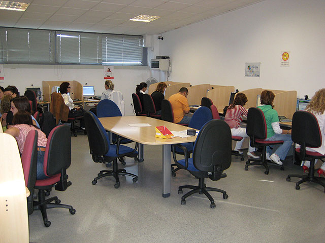 El proyecto RAITOTANA imparte en la actualidad más de 20 cursos de informatica en todo el municipio y pedanías, Foto 1